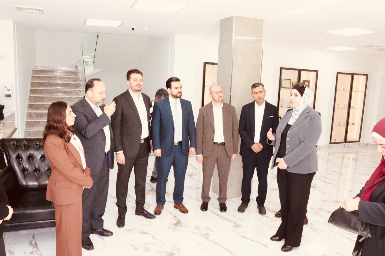 عبيدات تطلع على توسع وتحديث خطوط الإنتاج في أحد مصانع الأدوية