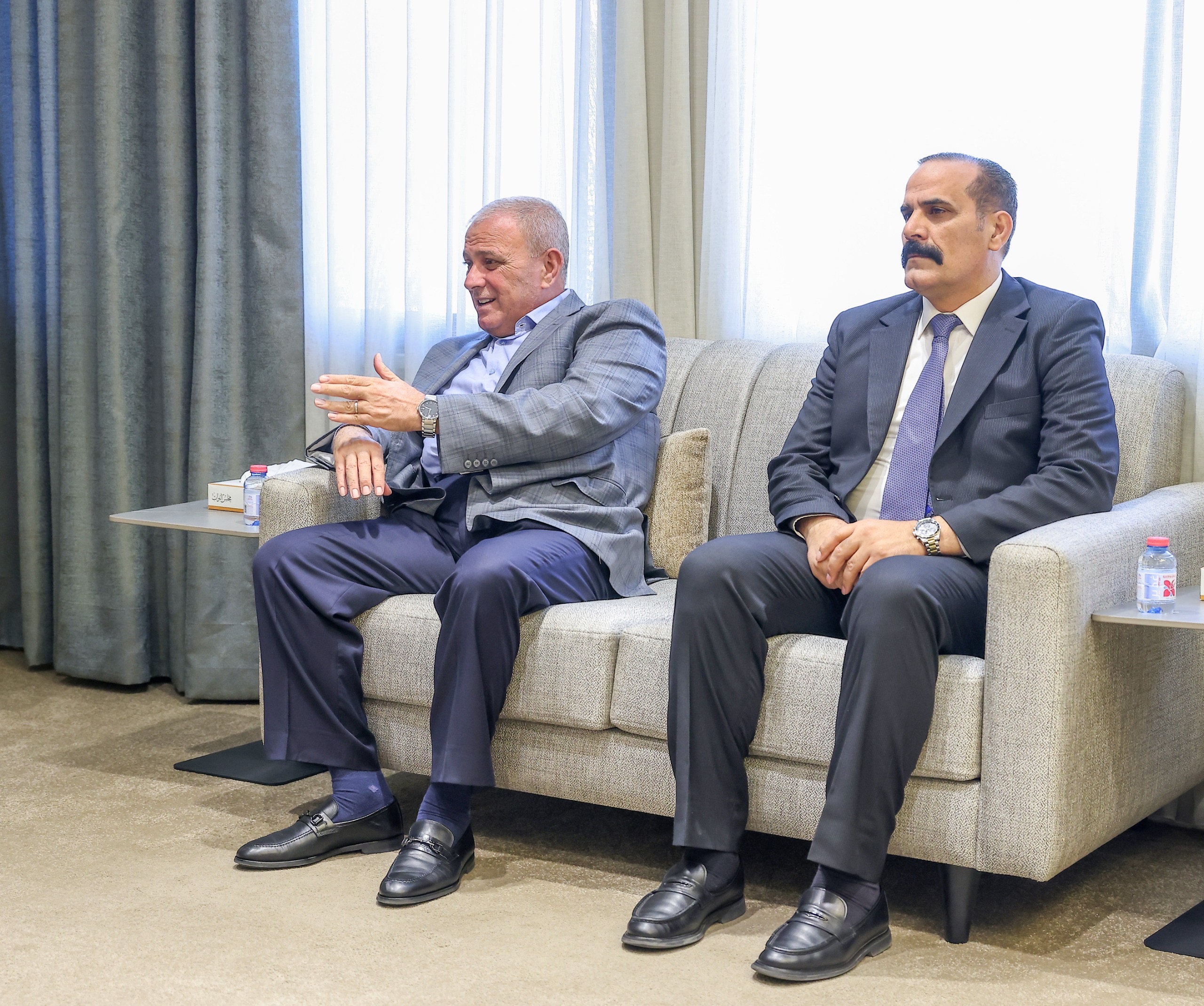 القاضي يتسلم التقرير السنوي لهيئة النزاهة ومكافحة الفساد