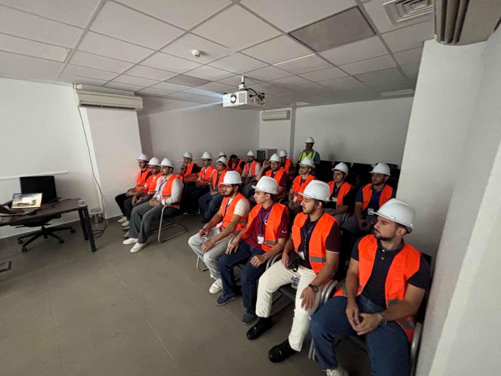 المناصير لتجارة الآليات تمنح مهندسي وفنيي المستقبل فرصة للاطلاع على منشأة الصيانة التابعة لها