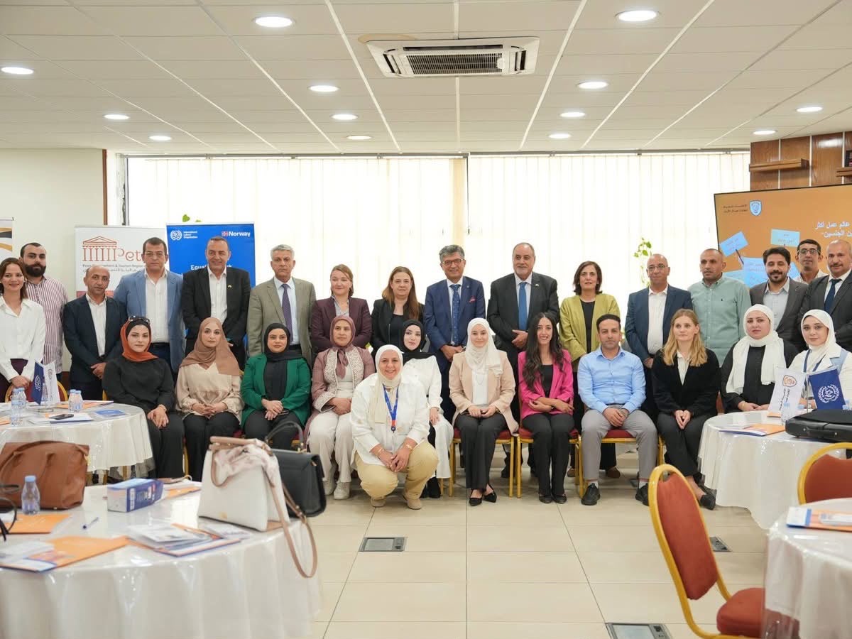 صورة حول : المعرفة بالحقوق مدخل لتعزيز صوت العمال والعاملات وتعزيز المشاركة النقابية المعرفة بالحقوق مدخل لتعزيز صوت العمال والعاملات وتعزيز المشاركة النقابية