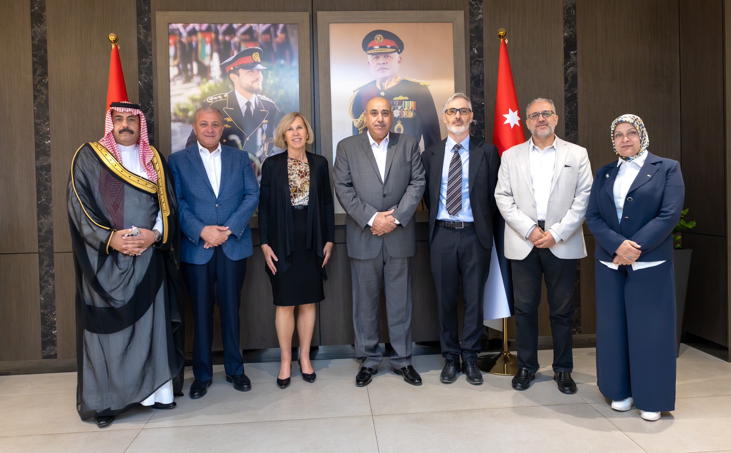 صورة حول : القاضي يلتقي السفيرة الاسترالية القاضي يلتقي السفيرة الاسترالية