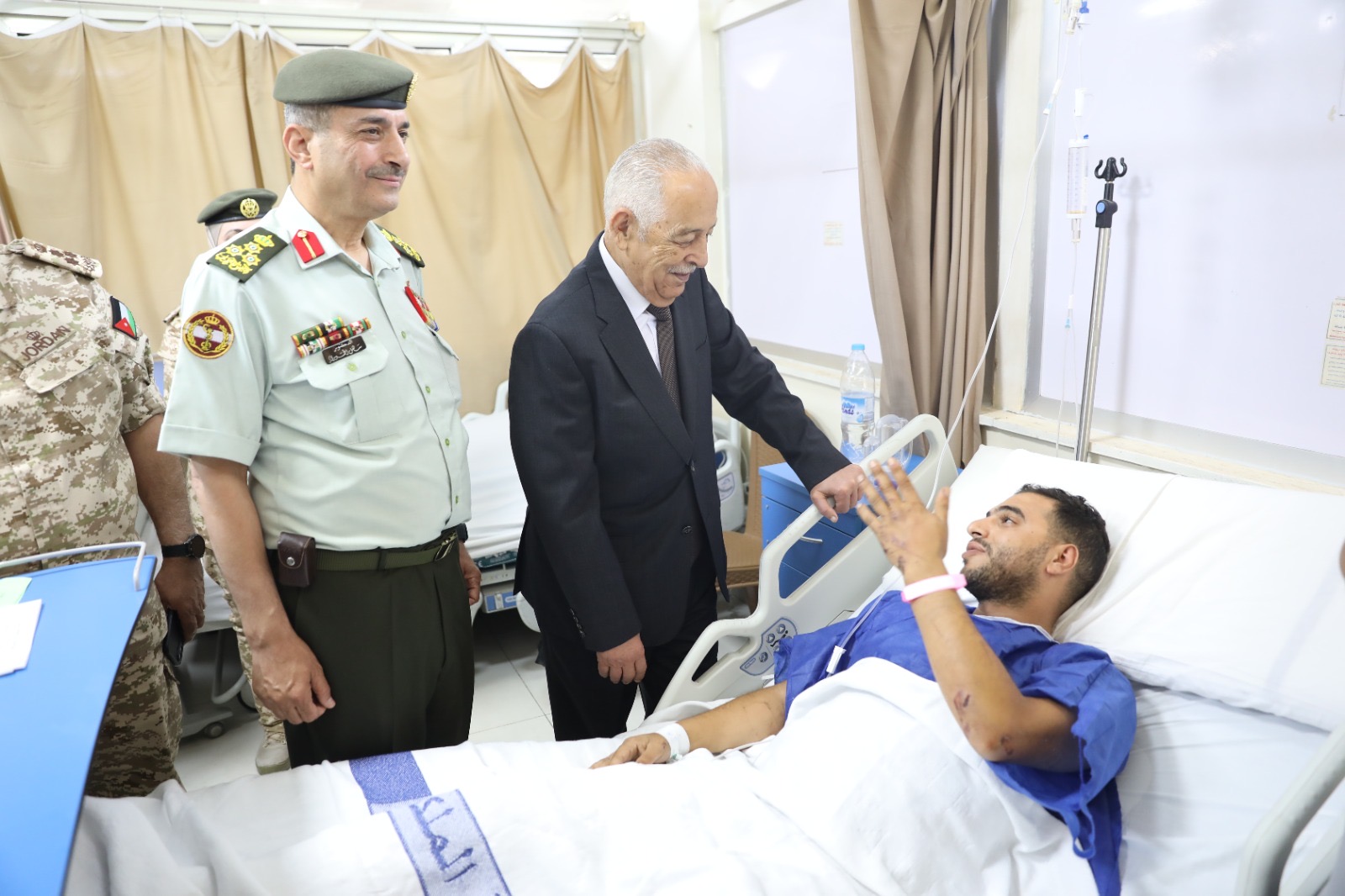 بتوجيهات ملكية.. العيسوي يطمئن على صحة مصابي حادث نويبع وينقل تمنيات الملك وولي العهد لهم بالشفاء