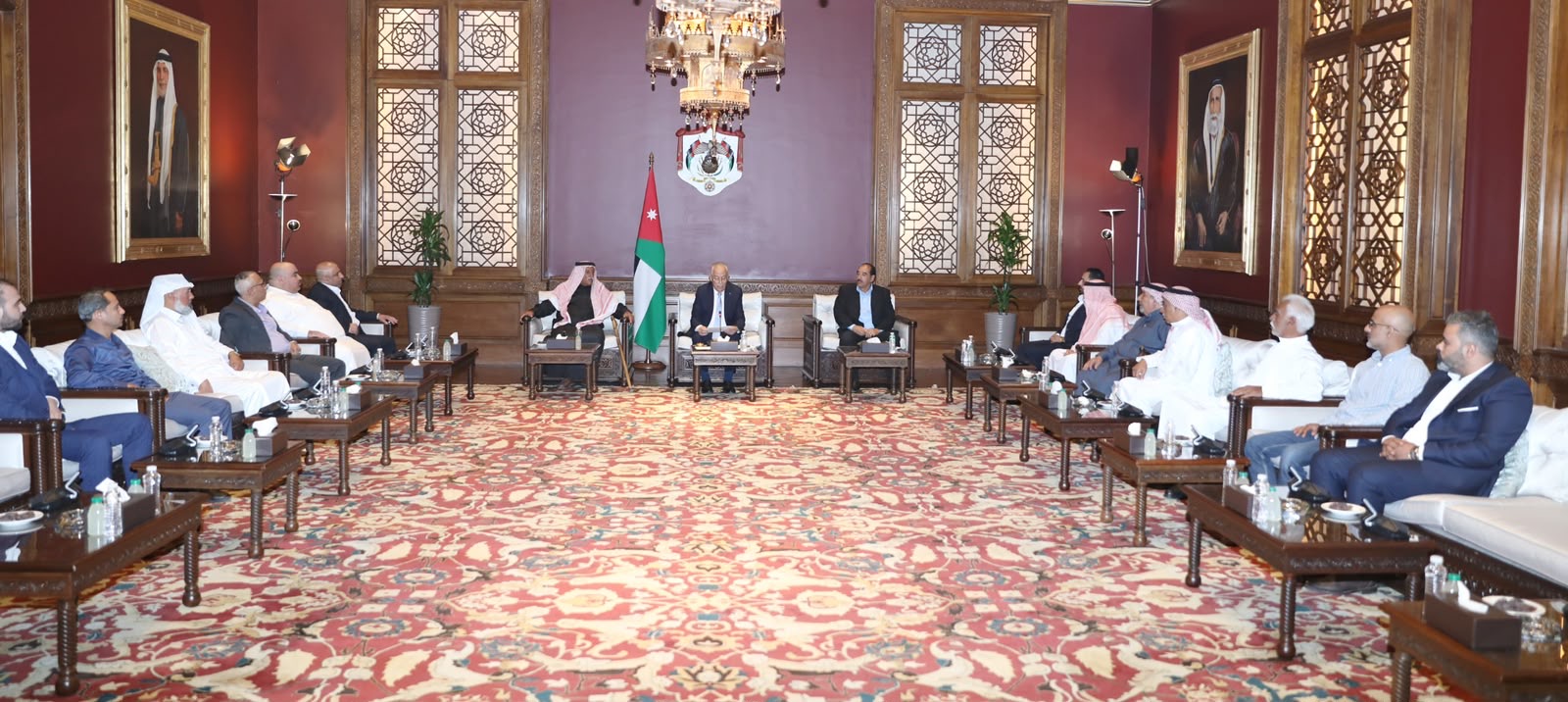 صورة حول : رئيس الديوان الملكي يلتقي وفدا من أبناء عشيرة العزي من البادية الشمالية رئيس الديوان الملكي يلتقي وفدا من أبناء عشيرة العزي من البادية الشمالية