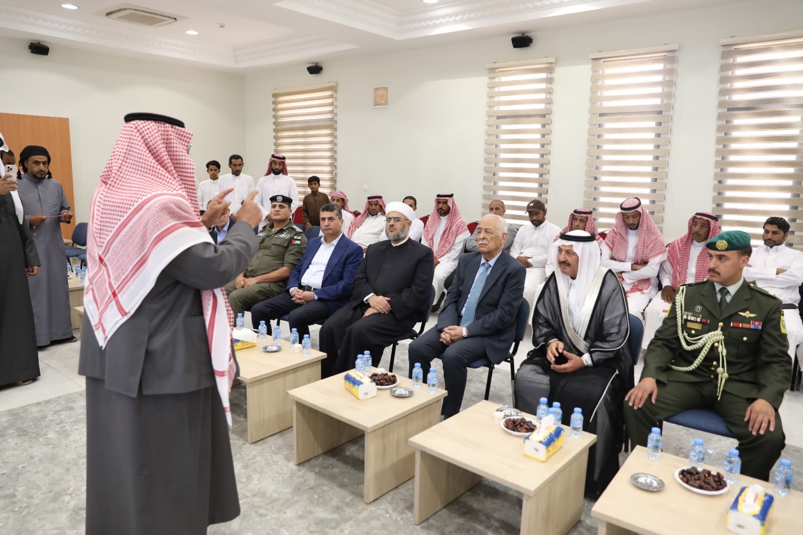 صورة حول : العيسوي ينقل تعازي ومواساة الملك وولي العهد لذوي متوفي حادث مكلفي خدمة العلم وسائق الحافلة العيسوي ينقل تعازي ومواساة الملك وولي العهد لذوي متوفي حادث مكلفي خدمة العلم وسائق الحافلة