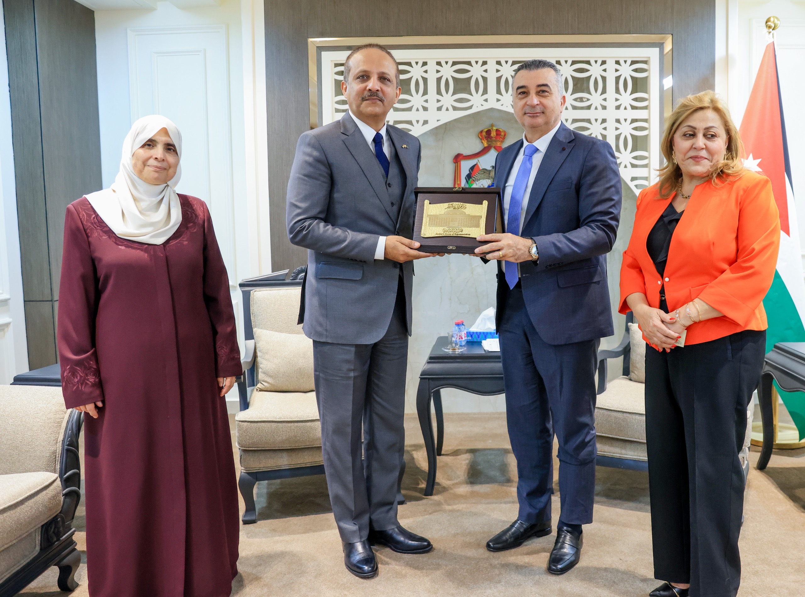“الخارجية النيابية” تلتقي السفير الباكستاني وتبحث تعزيز التعاون المشترك