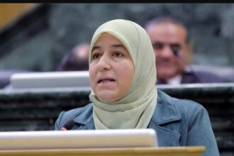 خطر يتهدد الطلبة ومخاطبات بلا استجابة.. المحسيري تفتح ملف مدخل مدرسة ميمونة الأساسية وتسائل التربية (وثائق)
