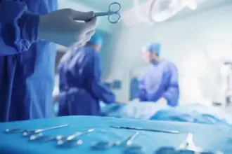سيدة وطبيبها امام القضاء الأردني بسبب "عملية رفع صدر"
