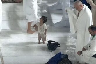 شاهد.. طفل يخطف القلوب بفرحته تحت المطر في مكة المكرمة (فيديو) 