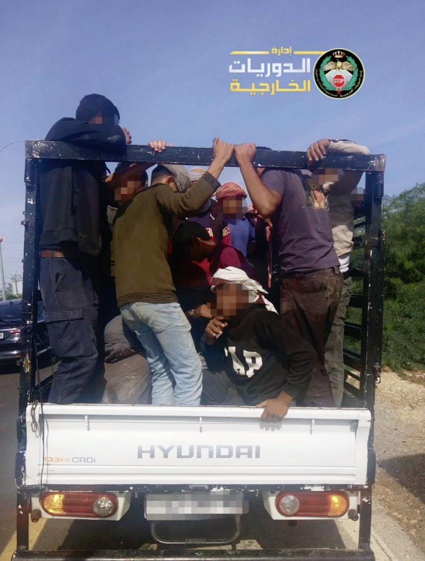ضبط مركبة "ديانا" تقلّ 35 راكبا في الشونة الجنوبية (صورة)