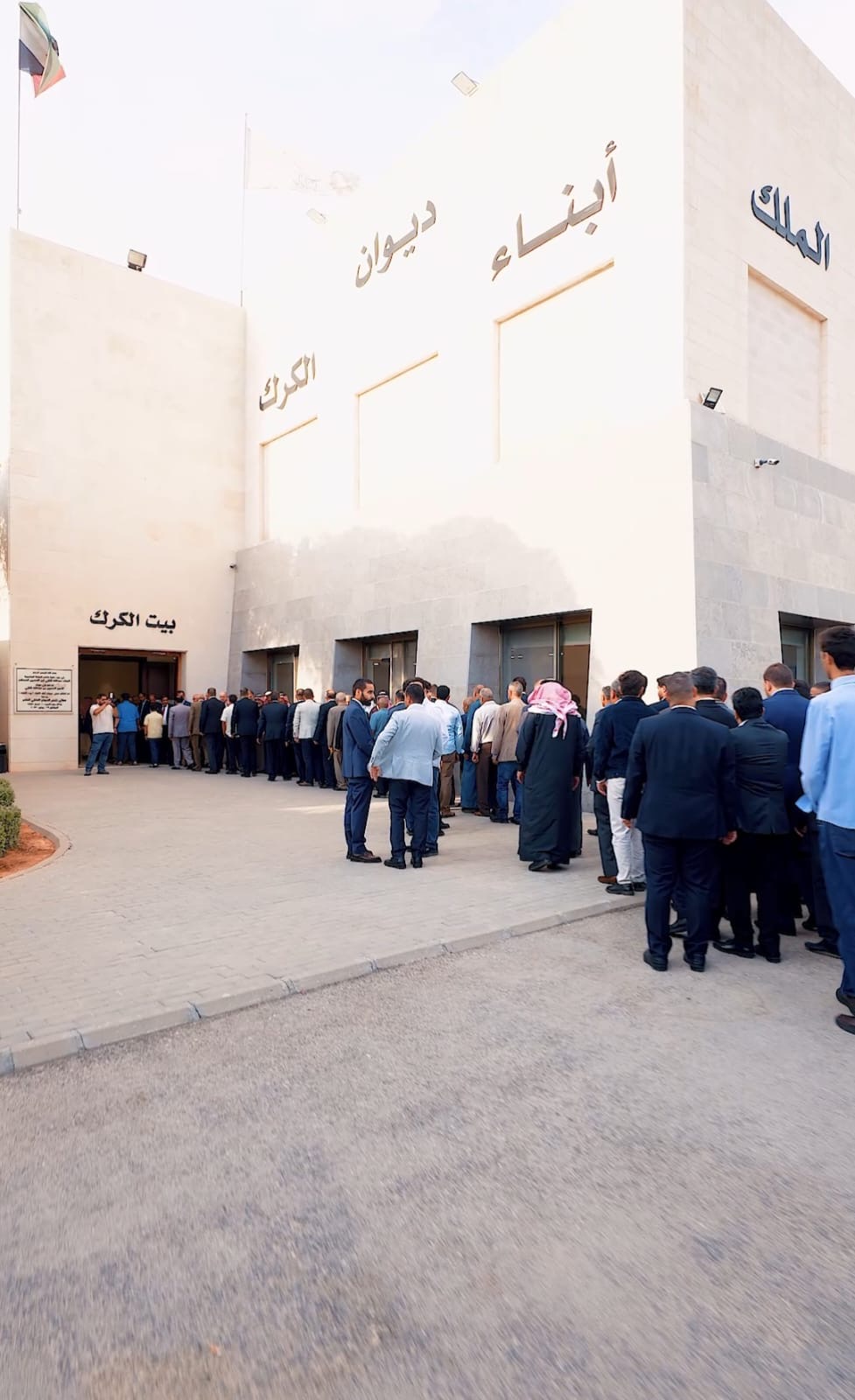 الذنيبات يطلب والسليمات يعطي في جاهة ضخمة بديوان الكرك.. صور