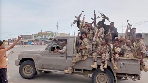 صورة حول : الجيش اليمني يعلن مقتل وإصابة أكثر من 200 حوثي وإعطاب دبابات وإسقاط مسيّرات الجيش اليمني يعلن مقتل وإصابة أكثر من 200 حوثي وإعطاب دبابات وإسقاط مسيّرات
