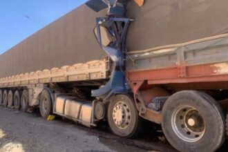 وفاة بتصادم شاحنتين على الطريق الخلفي في العقبة