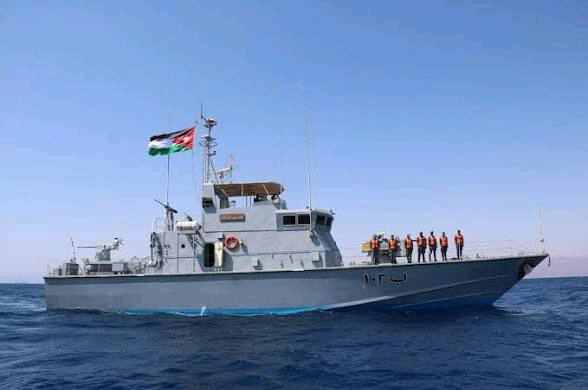 القوة البحرية والزوارق الملكية تنقذ قاربين سياحيين في العقبة