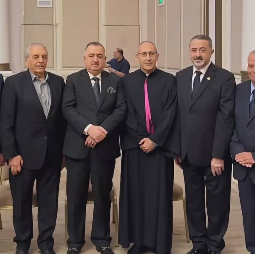 الجالية العراقية في عمّان تقيم مجلس عزاء وحفلًا تأبينيًا لشهداء كنيسة الكرك بحضور السفير عمر البرزنجي