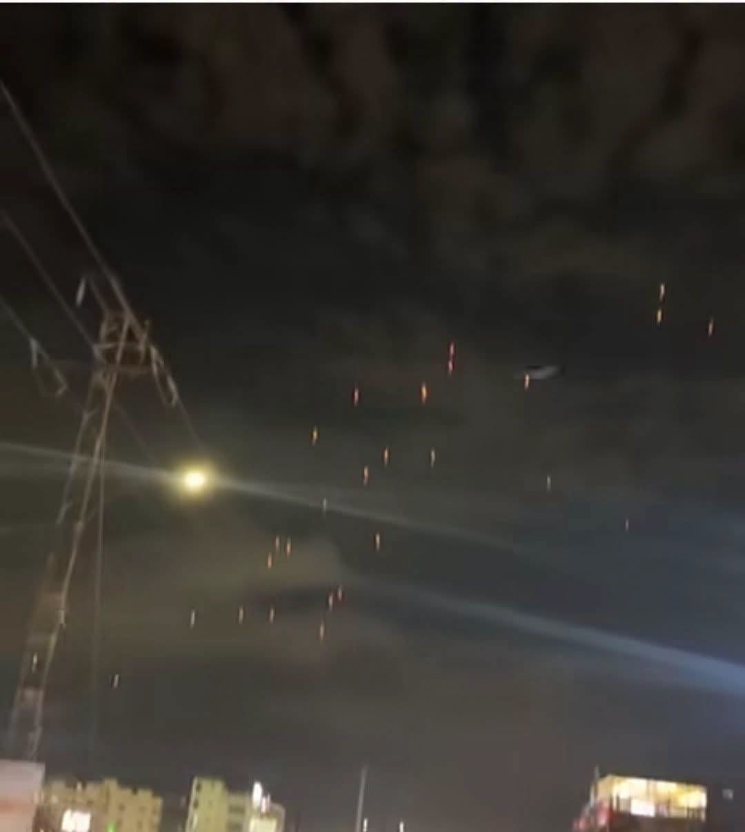 صورة حول : حقيقة الأجسام المضيئة في سماء إربد: "فوانيس احتفالية" تثير الشائعات وتثير تفاعلاً واسعاً حقيقة الأجسام المضيئة في سماء إربد: "فوانيس احتفالية" تثير الشائعات وتثير تفاعلاً واسعاً