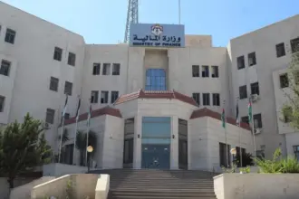 مواطن يوثق بالوثائق قرار حجز تنفيذي على أملاكه لصالح وزارة المالية من أجل "دينار و13 قرشا و4 فلسات"