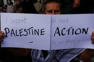 بريطانيا تمنع دخول أكاديمي سويدي قبيل مشاركته في فعالية مع “فلسطين أكشن”