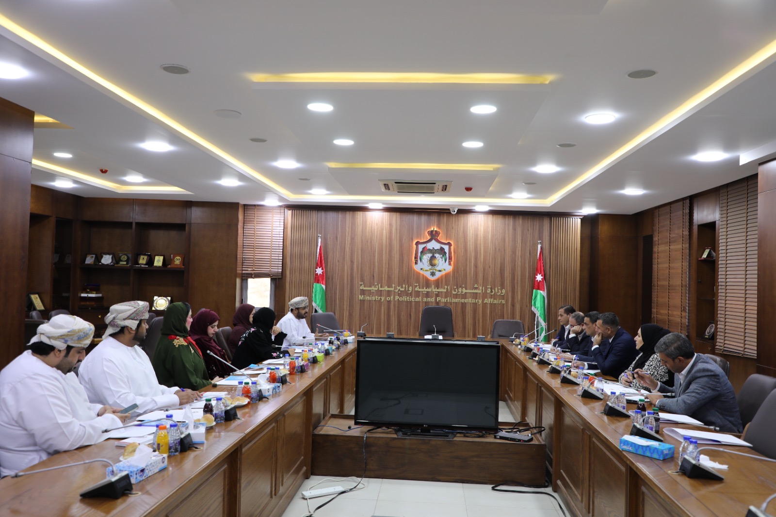 "الشؤون السياسية والبرلمانية" تستقبل وفداً من الأمانة العامة لمجلس الشورى العُماني