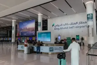 وفاة 3 سعوديين وإصابة آخرين نتيجة استهداف مطار الرياض