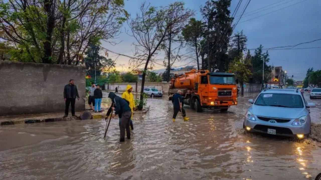 صورة حول : 5 وفيات جراء سيول شرق سورية وإجلاء مئات العائلات 5 وفيات جراء سيول شرق سورية وإجلاء مئات العائلات