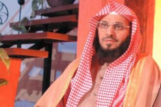 الداعية القرني مستعد لحمل السلاح ويؤكد "كلنا جيش سلمان".. استحضر نصرة الأجداد للرسول وجدد "الولاء المطلق" وخاطب العالم من عاصمة القرار الرياض