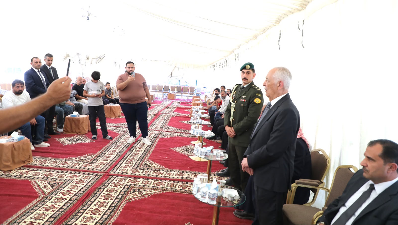 مندوبا عن الملك وولي العهد.. العيسوي يعزي عشائر الخرشة والحشايشةوالعموش