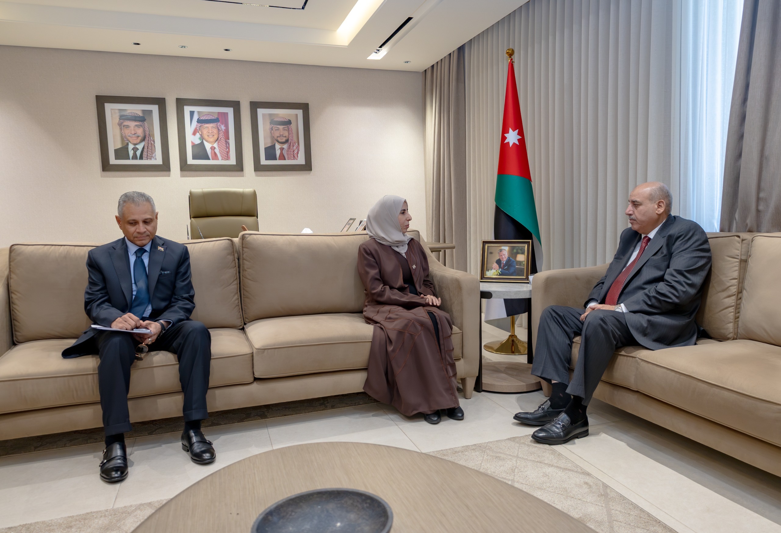 القاضي يلتقي وزيرة الخارجية اليمنية