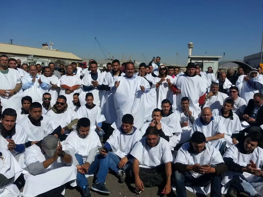 صورة حول : بالأكفان .. موظفو التخليص يرفعون صوتهم: الطريق الخلفي في العقبة يهدد الأرواح بالأكفان .. موظفو التخليص يرفعون صوتهم: الطريق الخلفي في العقبة يهدد الأرواح