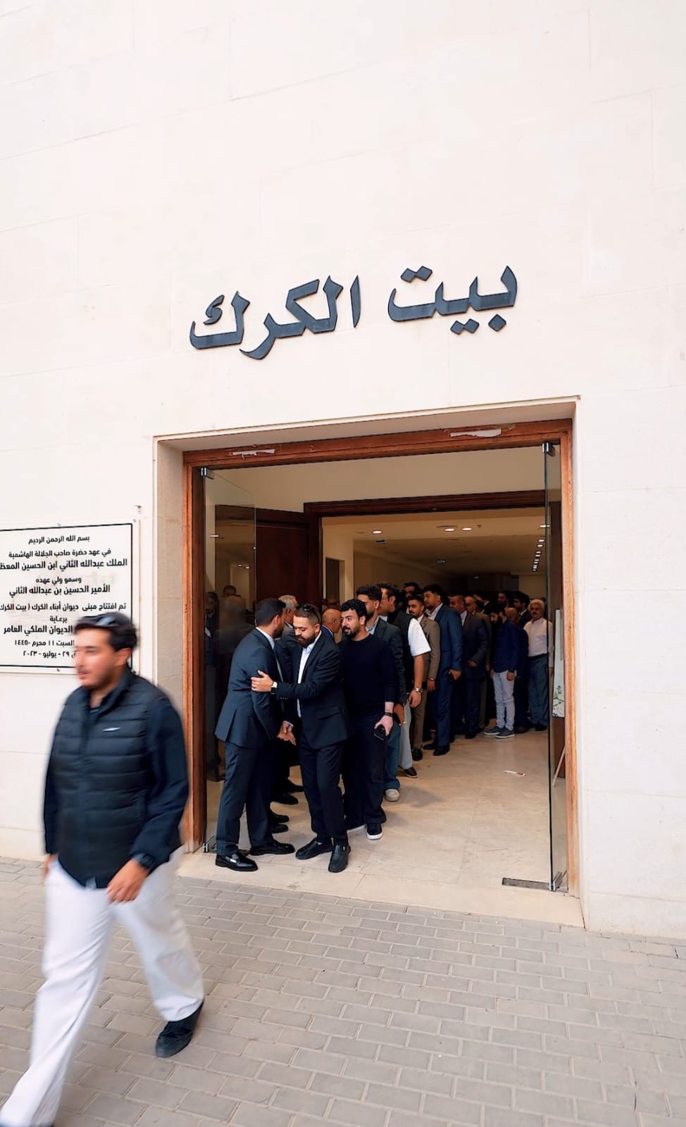 الذنيبات يطلب والسليمات يعطي في جاهة ضخمة بديوان الكرك.. صور
