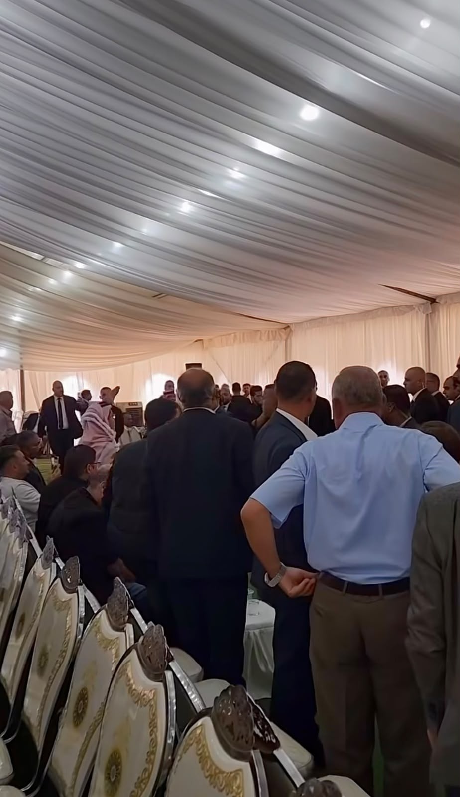 طفل يستقبل الملك عبدالله الثاني بحفاوة خلال تقديم جلالته واجب العزاء بضحايا أحداث الكرك