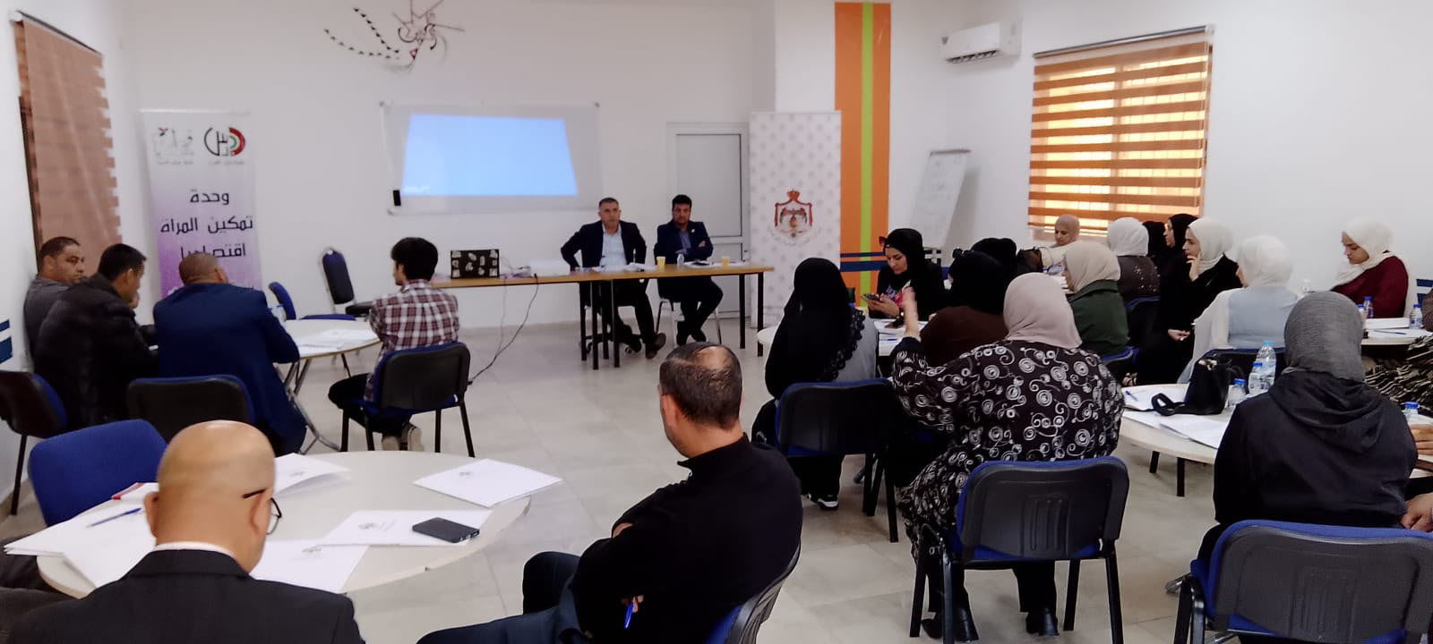 صورة حول : "الشؤون السياسية والبرلمانية" تعقد حوارية للمجتمع المحلي في جرش "الشؤون السياسية والبرلمانية" تعقد حوارية للمجتمع المحلي في جرش