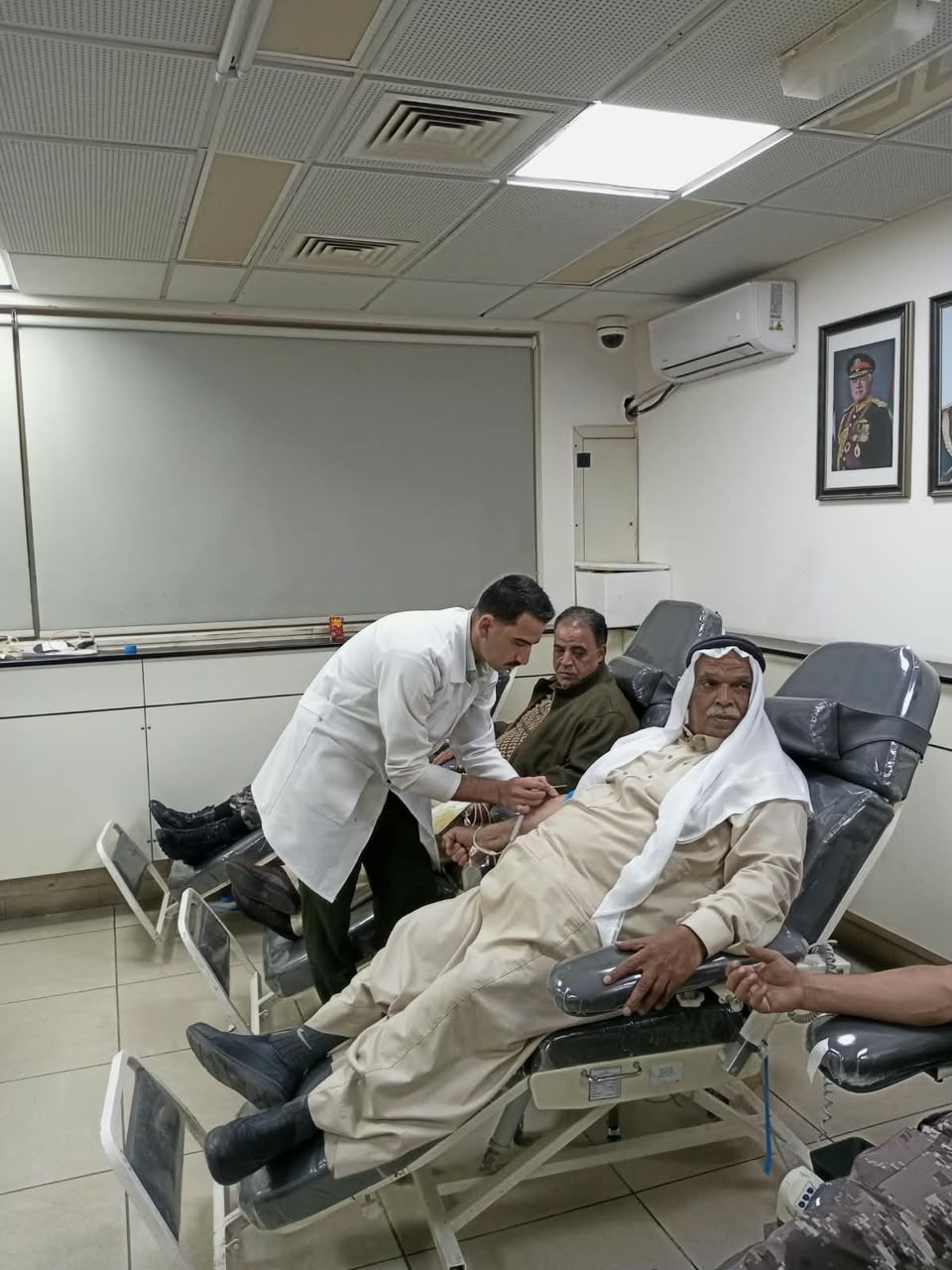 الأمن العام ينظّم حملة للتبرع بالدم في مدينة الحسين الطبية ومستشفى الأمير علي العسكري دعماً لمصابي جريمة الكرك الارهابية