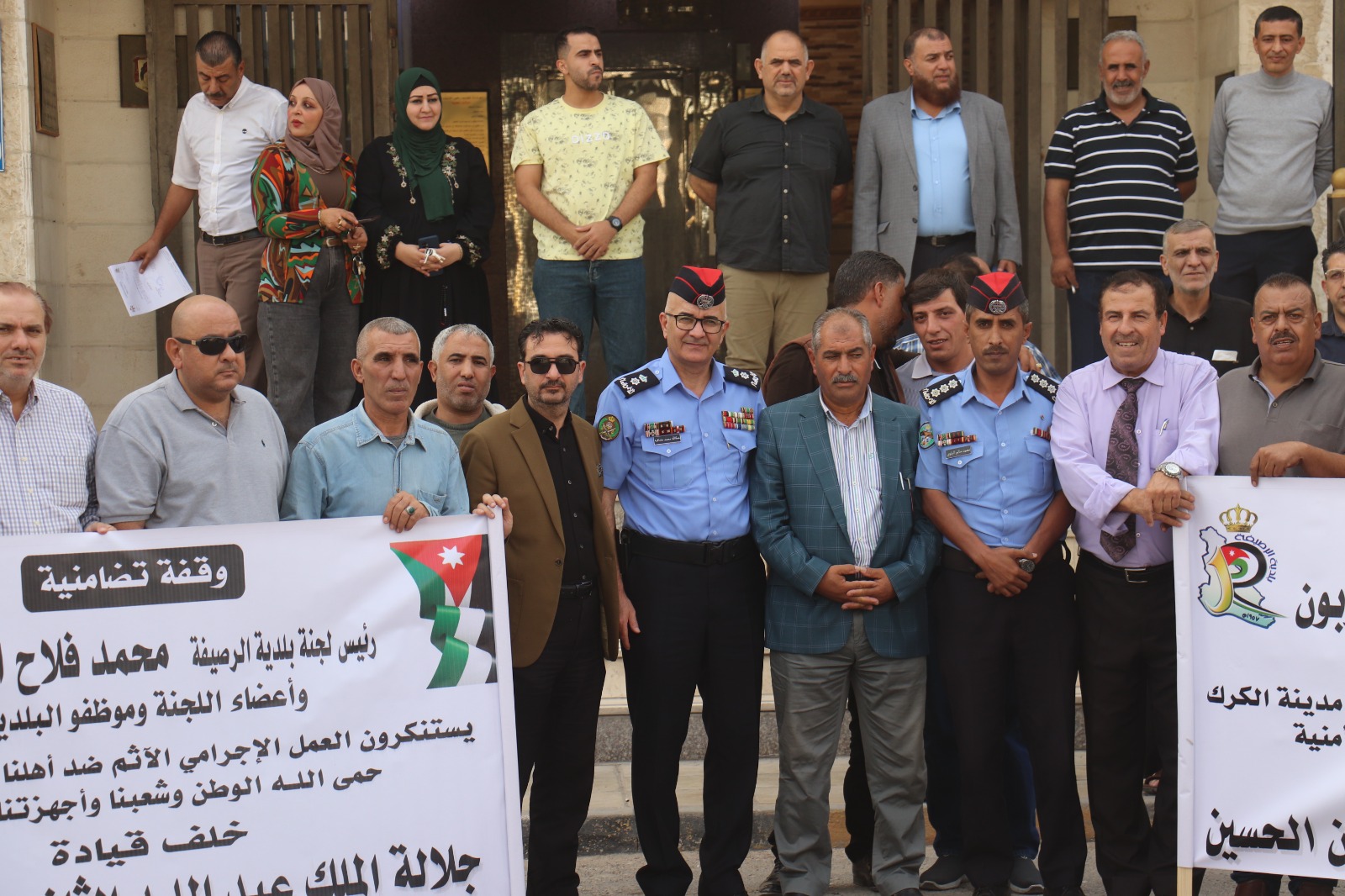 بلدية الرصيفة تقيم وقفة تضامنية مع الإخوة المسيحيين وتستنكر الجريمة الآثمة في الكرك