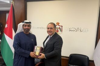 أبو غزالة يبحث مع السفير الإماراتي توسيع التعاون الاستثماري ويؤكد عمق العلاقات الأخوية