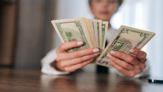 الدولار يستقر آسيويًا وسط تصاعد المخاطر الجيوسياسية