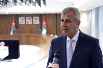 الخرابشة يبحث تعزيز التعاون في قطاع الطاقة مع العراق والجزائر وقبرص