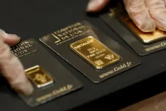 الذهب يرتفع 1.3% مع تراجع الدولار