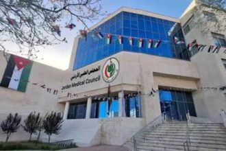 نقابة الأطباء توقف التعامل مع ٤ شركات تأمين .. اسماء