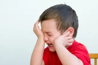 كلمات تساعدك على التعامل مع الطفل كثير الشكوى بذكاء