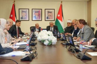 وزراء يبحثون تعزيز النقل العام واستثمار أراضي الأوقاف القريبة من مطار الملكة علياء