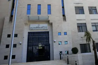 توقيف 3 موظفين في جامعة العلوم والتكنولوجيا بقضية اختلاس تتجاوز 120 ألف دينار