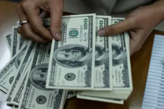 الدولار يبقى تحت الضغط مع تراجع عوائد السندات