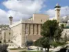 الاحتلال يغلق الحرم الإبراهيمي ويطرد موظفيه وسدنته