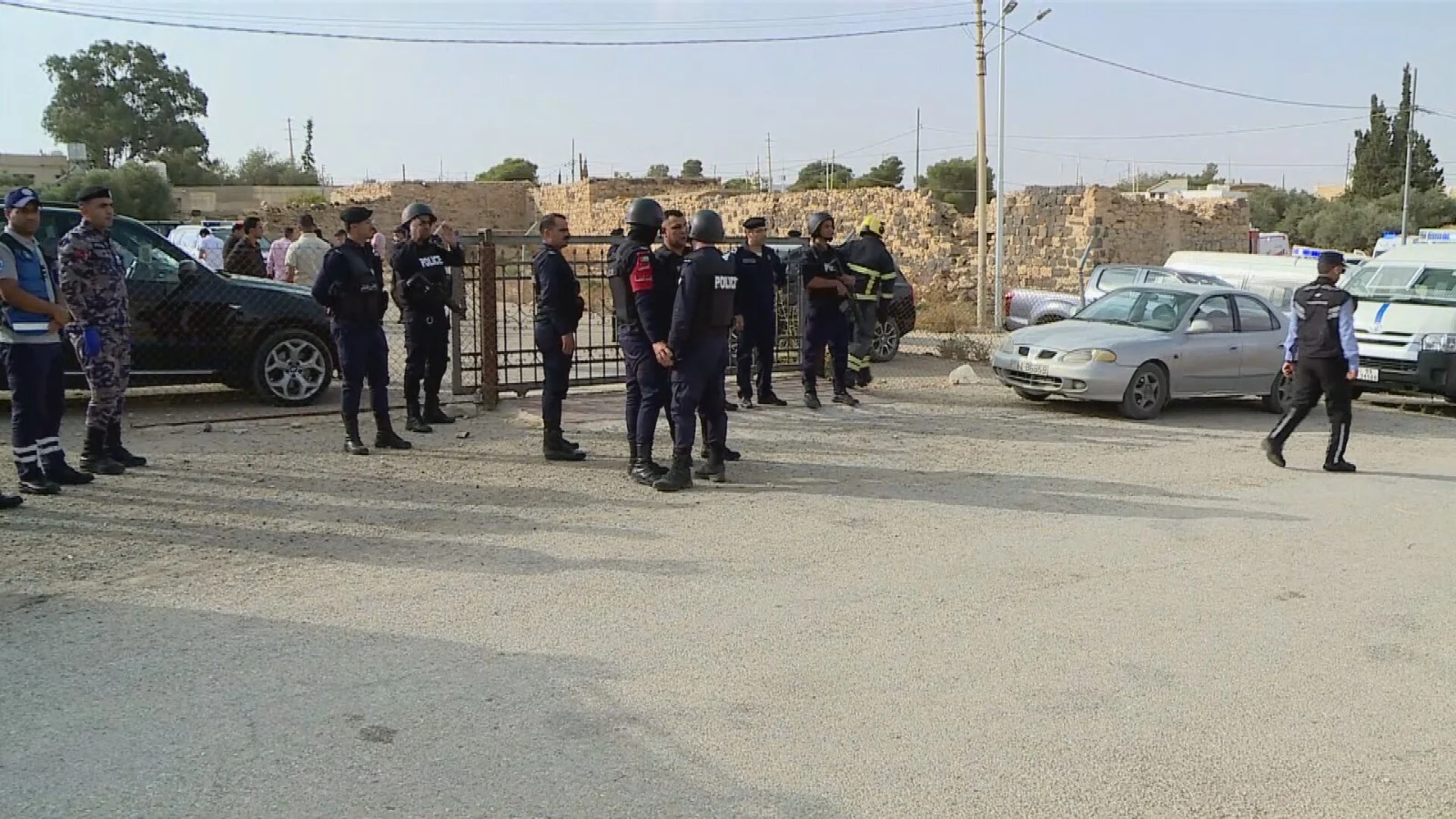 صورة حول : مروحيات تشارك بالبحث عن مقترفي جريمة بلدة حمود والأمن يغلق مداخل محافظة الكرك مروحيات تشارك بالبحث عن مقترفي جريمة بلدة حمود والأمن يغلق مداخل محافظة الكرك