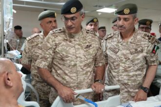 رئيس هيئة الأركان المشتركة يعود مصابي حادثة الكرك