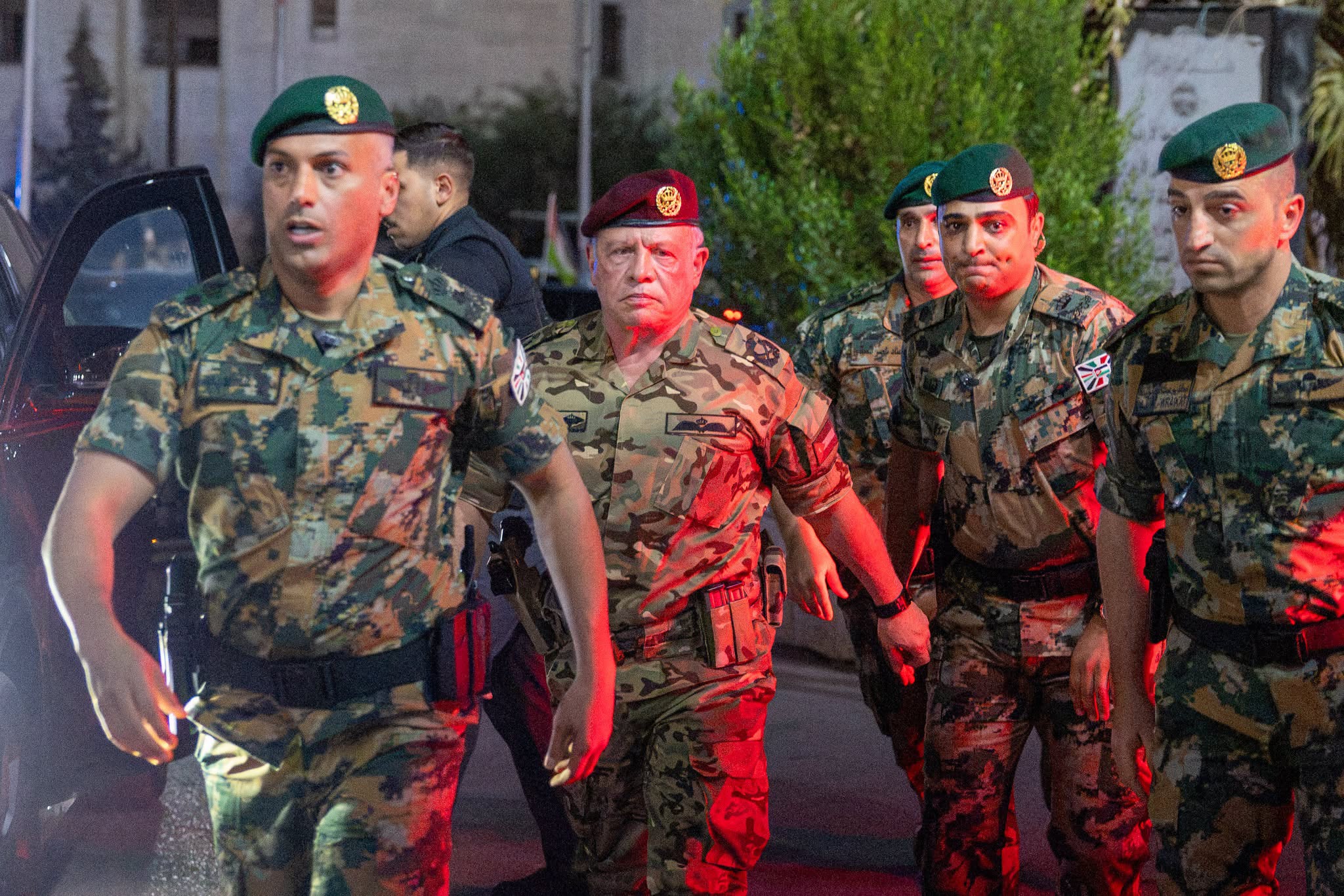 صورة حول : الملك: النشامى لاحقوا الإرهابيين حتى جحورهم ولن يفلتوا من العقاب الملك: النشامى لاحقوا الإرهابيين حتى جحورهم ولن يفلتوا من العقاب
