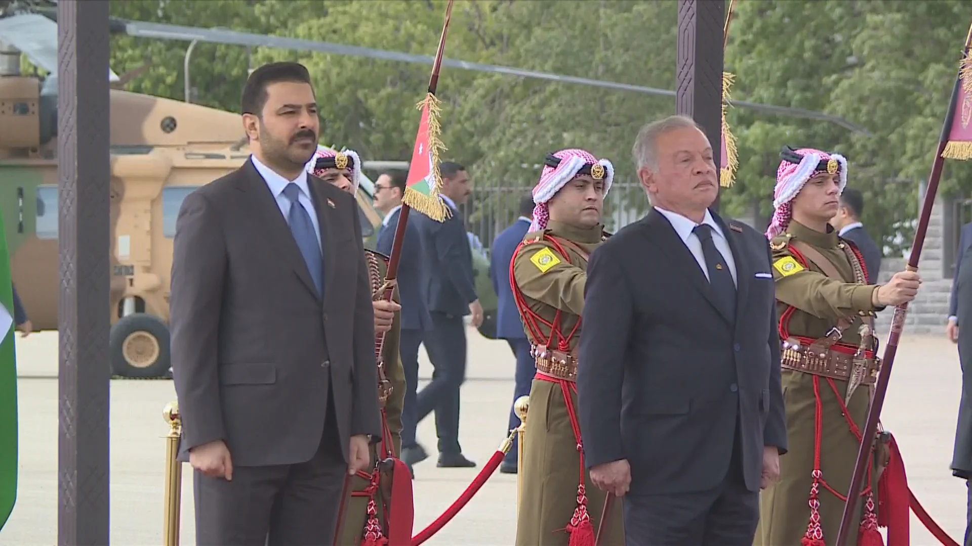 صورة حول : الملك يستقبل رئيس الوزراء العراقي لدى وصوله عمّان الملك يستقبل رئيس الوزراء العراقي لدى وصوله عمّان