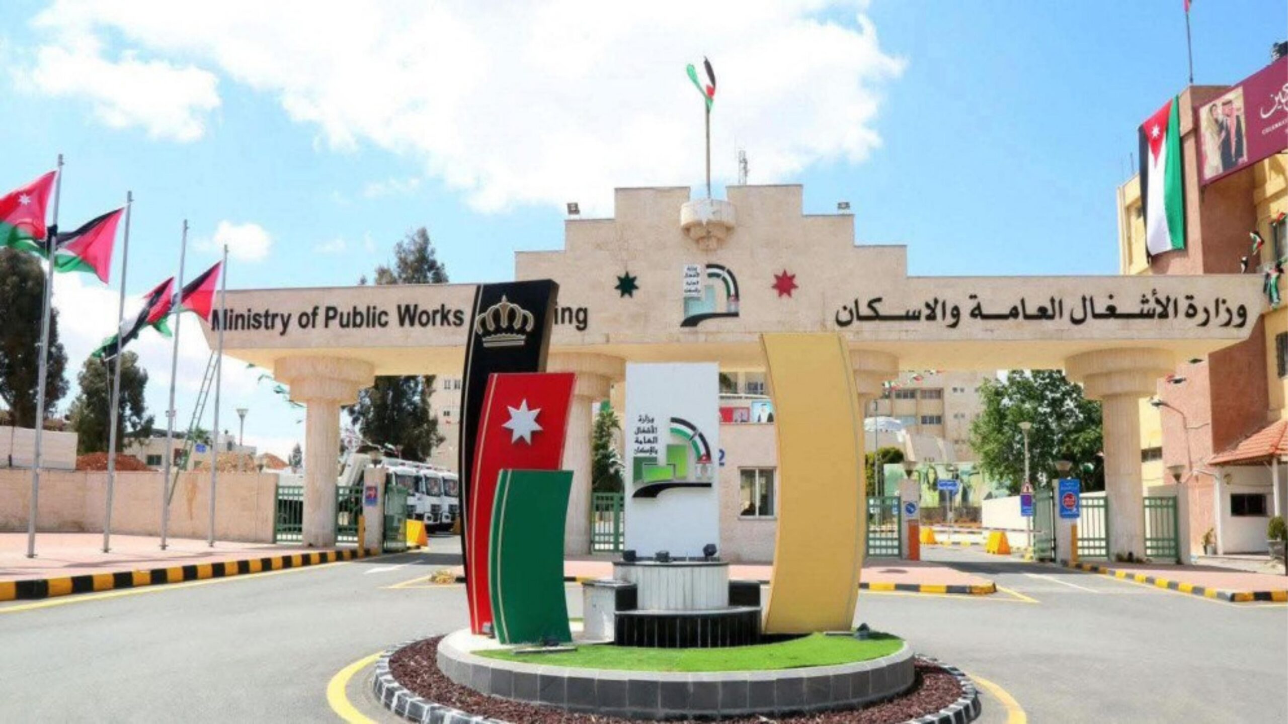 صورة حول : الأشغال تغلق طريق الرامة الجوفة بعد ظهور تشققات في الجسر الأشغال تغلق طريق الرامة الجوفة بعد ظهور تشققات في الجسر