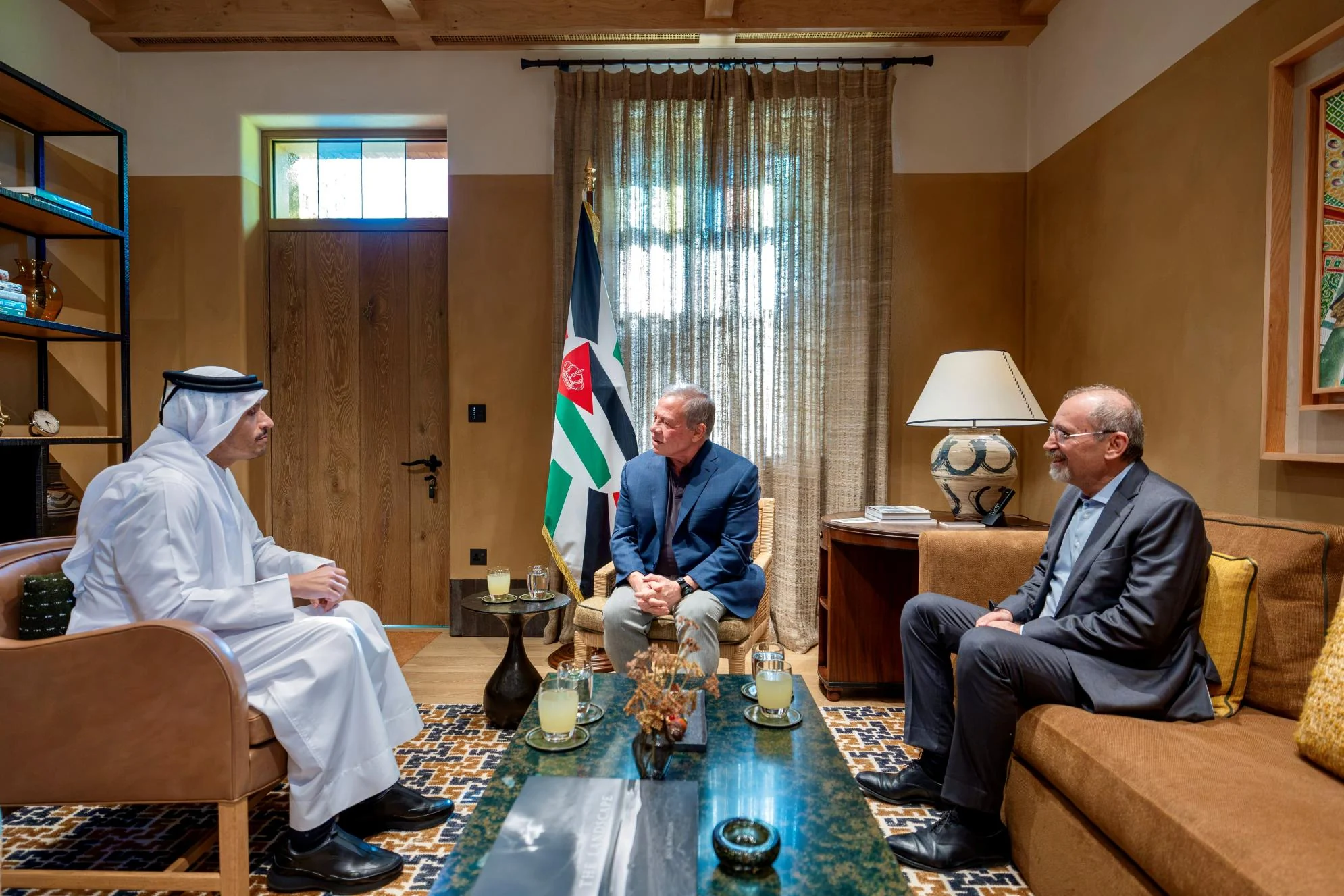 صورة حول : الملك يستقبل رئيس مجلس الوزراء وزير الخارجية القطري الملك يستقبل رئيس مجلس الوزراء وزير الخارجية القطري