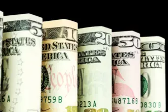 الدولار يستقر بعد إبقاء أسعار الفائدة الأميركية دون تغيير